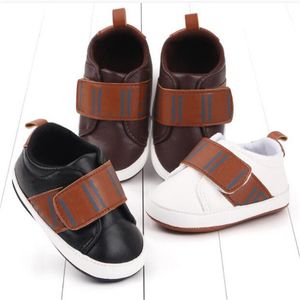 Zapato de bebé recién nacido de lujo Zapatos de moda Prewalker Zapatos de cuero para niños y niñas Zapatillas de deporte casuales Antideslizante Diseñador Zapato para niños Niño pequeño Primeros caminantes