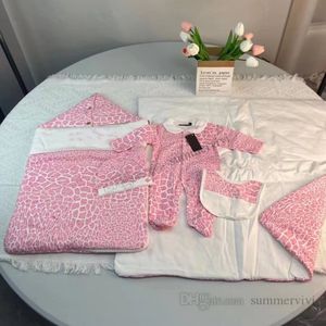 Luxe pasgeboren luipaard bedrukte rompertjes pakken baby's slaapkleding jumpsuit katoen zacht warm beddengoed dekens met hoed en slabbetje luier 5 stuks babykleding cadeau S0783