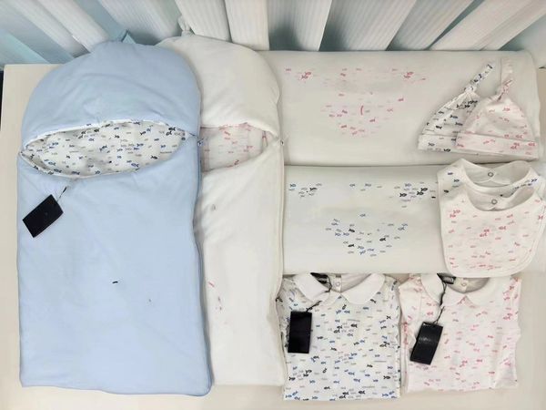 Carta de lujo recién nacido bordado mamelucos trajes bebés ropa de dormir mono algodón suave ropa de cama cálida mantas con sombrero y babero pañal 5 piezas ropa infantil S0783