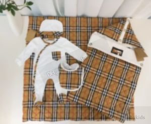 Luxury recién nacido a cuadros Mompers trajes de ropa para bebés Mantas de ropa de cama de algodón con sombrero y babero 5 piezas de ropa de estilo británico Regalo S1051