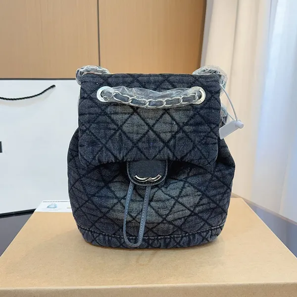 Luxe Vieux Lavage Bleu / Noir Denim Designer Sac À Dos 28x21cm Diamant Argent Matériel Sangle En Cuir Réglable Grande Capacité Femmes Rabat Sac À Bandoulière