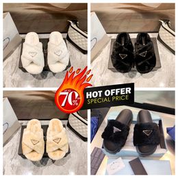 Luxe P Femmes avec boîte Pantoufles de fourrure Designer Sandales Diapositives plates Flops Triangle Cuir Mocassins d'extérieur Chaussures Beachwear Sheoes d'été blanches