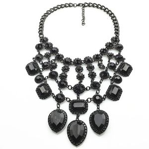 Accessoires de bijoux de concours de luxe surdimensionné gothique cristal noir pierre déclaration lustre collier pour les femmes 240305