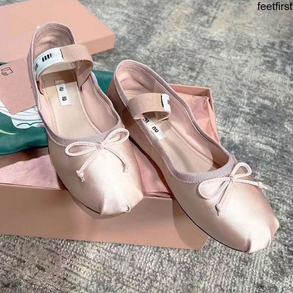 Luxury Paris Ballet Fashion Designer Dance Dance Zapatos 2023 Ballerinas de satén MM Plataforma Bowknot Bozo Sandalias planas de zapato solo para mujeres 35-40