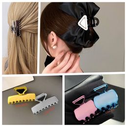 Luxe pdyity ontwerper Triangle Hair Clip Brief Letter Alloy Haar Klauw Haar sieraden Hoofdkleding Haarspeld Haarclip Mode -accessoires Hoge kwaliteit