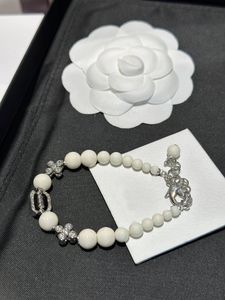 Pulsera de perlas de lujo Diseñador Carta de diamantes Pulseras con dijes para mujeres Elegante cadena de cuentas Joyería Cumpleaños Regalos de San Valentín al por mayor
