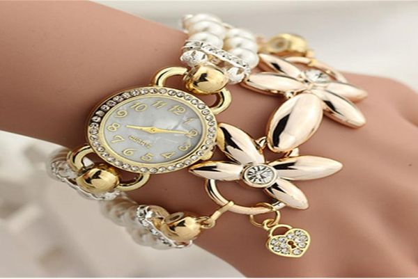 Pulsera de pulsera de lujo Muñeco de pulsera Elegante Flores Drinestone Ratio de cuarzo Mujeres Damas Reloj casual Relogio Feminino Watches8231711