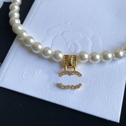 Colliers de chaîne de perles de luxe Boutique pendentif en cristal collier nouvelle fille cadeau d'anniversaire bijoux d'amour longue chaîne mode automne collier de charme de haute qualité