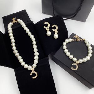 Boucles d'oreilles en perles de luxe, chaîne, collier d'amoureux de styliste, Bracelet à breloques, boucles d'oreilles en lettres pour femmes, ensembles de bijoux