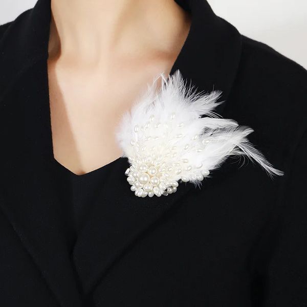 Broches de plumes de perle de luxe épingles pour femmes corsages élégants badges de bijoux rétro modernes