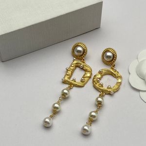 Pendientes de perlas de lujo Diseñador de joyería para mujer Pendientes de amor de oro Pendientes colgantes de letras Calidad de moda Regalos de boda de boda preferidos