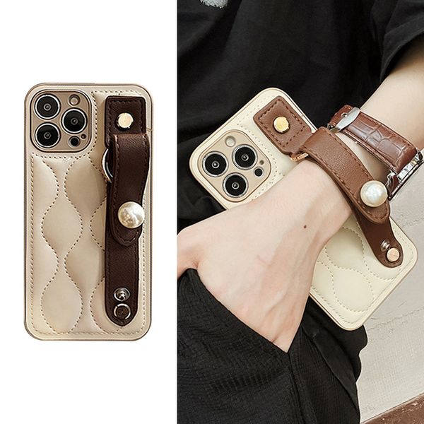 Funda de teléfono de cuero PU con correa de muñeca de perlas de lujo para iPhone 15 14 14Pro Max 13 12 Pro 11 funda trasera con soporte de pulsera Simple