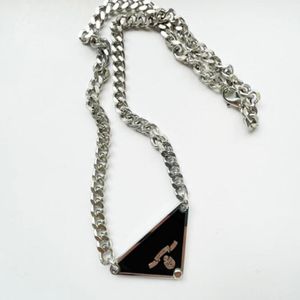 Collier pendentif de luxe triangle inversé chaîne en or bijoux hommes femmes mode personnalité chaînes de clavicule de qualité supérieure