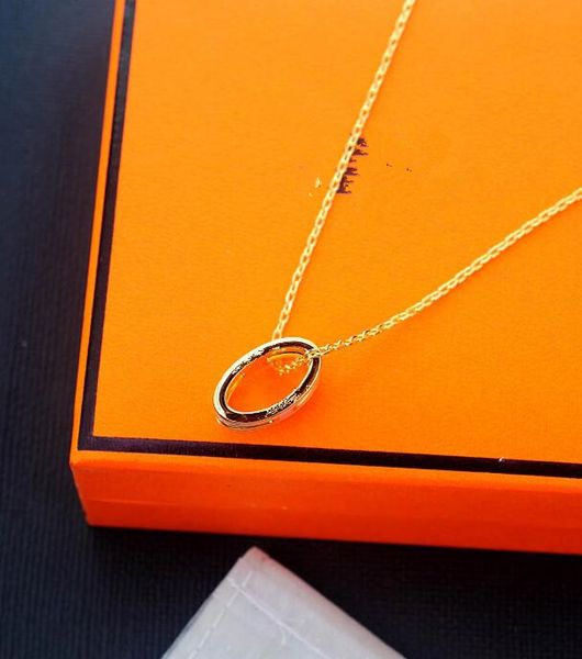 Le collier pendentif de luxe est une chaîne de bijoux de créateurs de mode pour hommes et femmes.La chaîne pendentielle a plusieurs lettres et couleurs