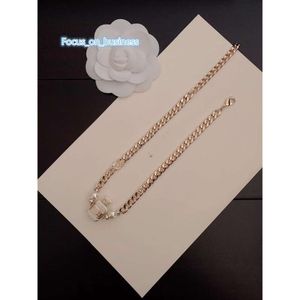 Collier pendentif de luxe bouteille de parfum numéro 5, médaillon à breloque rond, chaîne ras du cou pour femmes, bijoux à la mode avec boîte