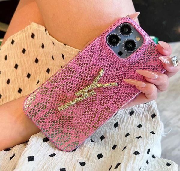 Cas de téléphone de luxe Designer Pink Snake Scaline Grain Phoncase Mode Golden Letter Case d'amortisseur pour l'iPhone 14 Pro Max 13P4985544