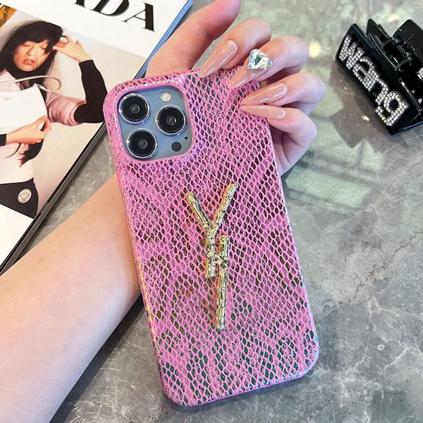 Estuches para teléfonos de lujo Diseñador Pink Snake Scale Grain Phonecase Fashion Golden Letter Case Cubierta a prueba de golpes para IPhone 14 Pro Max 13P 12 11 Hot