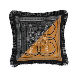 Taie d'oreiller de luxe designer classique Signalisation pompon motif noir taie d'oreiller imprimée housse de coussin 45 * 45cm pour la nouvelle maison décorative et cadeaux de Noël 2023070946