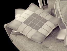 Luxury Pillow Case Diseñador de señalización de cojín de cojín de calidad superior Material de lana de cachemir Real Cheque Patrón de rayas 5 Colores disponibles 1952674
