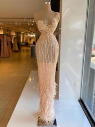 Robes de soirée de plumes roses de luxe dentelle Appliqued une épaule robe de bal perlée robes de soirée formelles sur mesure Robe de mariée