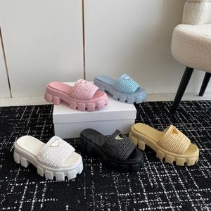 Plataforma de lujo Zapatillas de playa Diseñador Sandalias de paja de rafia Logotipo triangular Hierba de ratán Tejido Fondo grueso Zapatilla para mujer Casual Damas Cuñas de crochet Mulas