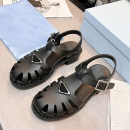 Sandálias de plataforma de luxo mulheres mocassins verão senhoras slides designer de borracha calçado de praia moda triângulo redondo toe sandália com caixa