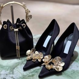 Escarpins de luxe à bout pointu et talons hauts pour femme, chaussure unique peu profonde, à la mode, Sexy, Stiletto, décoration de fleurs dorées, escarpins de piste, automne 2024