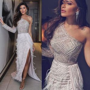 Luxe Prom Jurken Eén schouder Hoge Kant Split Kant Applicaties Feather Avondjurken Custom Made Sweep Train Formal Party Wear