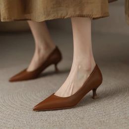 Zapatos de bombas de lujo para mujeres Mujer con tacón mediano Heel tacones de tacones de aguja de la oficina de sandalia alta elegante tacón pequeño tacón sexy 240321