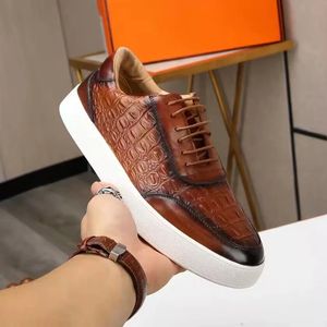 Luxe paars casual lederen schoenen heren kokhandkrokodil in reliëf paarse zwarte herenplaatsengrootte platte sneakers zapatos sapat a34