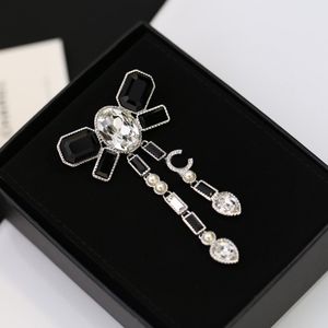 Boucle d'oreille à breloque de qualité de luxe avec diamant noir et blanc en plaqué argent avec boîte à timbres PS3071