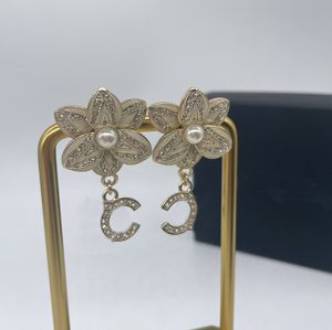 Boucle d'oreille à breloque de qualité de luxe avec diamant en plaqué or 18 carats avec boîte à timbres en forme de fleur PS4926A