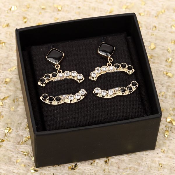 Boucle d'oreille pendante de qualité de luxe avec diamant de couleur blanche et noire en plaqué or 18 carats en forme de losange en forme de boîte à timbres PS3054B