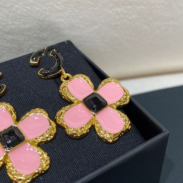 Boucle d'oreille à breloque de qualité de luxe avec fleurs et émail noir de couleur rose en plaqué or 18 carats avec boîte à timbres PS4919A