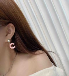 Boucle d'oreille pendante de charme de qualité de luxe avec des perles de coquillage naturelles en émail rose et noir en plaqué or 18 carats avec boîte à timbres PS4669A