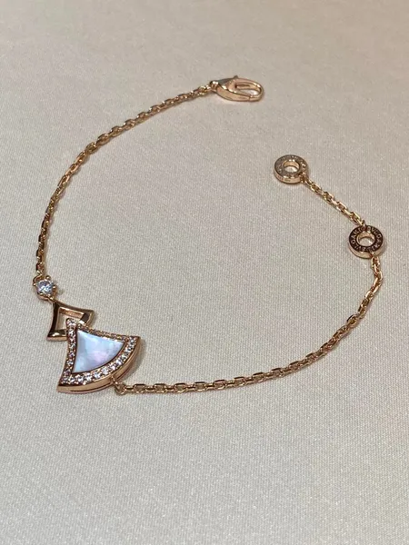 Collier pendentif en forme d'éventail de charme de qualité de luxe avec perles de coquillage blanches vertes en plaqué or rose 18 carats avec timbre de boîte PS4474A