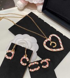 Collier pendentif de forme de coeur de qualité de luxe avec des bijoux de créateurs de couleurs roses et blancs Boucle d'oreille avec une boîte de tampon PS3539b