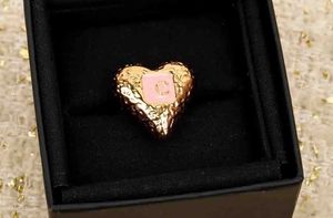 Charme de qualité de luxe en forme de cœur avec émail rose en plaqué or 18 carats avec boîte à timbres