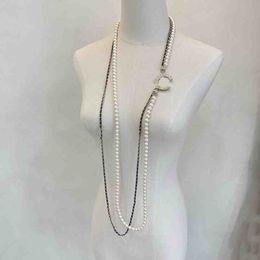 Collier pendentif à longue chaîne de charme de qualité de luxe avec perles de coquillages naturelles et cuir véritable noir en plaqué or 18 carats avec boîte à timbres PS4831A