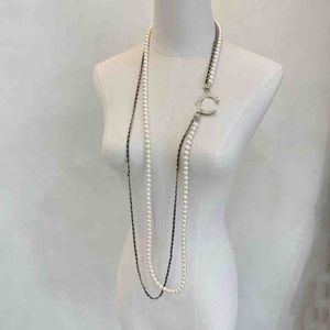 Collier pendentif à longue chaîne de charme de qualité de luxe avec perles de coquillages naturelles et cuir véritable noir en plaqué or 18 carats avec boîte à timbres PS4831A