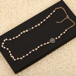 Charme de luxe Collier de pendentif de pull à longue chaîne avec designer de coeur et des perles de coquille de nature ont une boîte de tampon PS3587b
