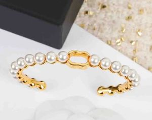 Luxe kwaliteit charme geopende armband met natuurschelpkralen in 18 verguld goud met stempeldoos