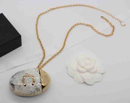 Collier pendentif ovale à breloque de qualité de luxe avec pierre naturelle blanche en plaqué or 18 carats avec boîte à timbres Ps4824a