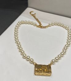 Collier pendentif cadenas à breloque de qualité de luxe avec perles de coquillage naturel en plaqué or 18 carats avec boîte à timbres PS3073B