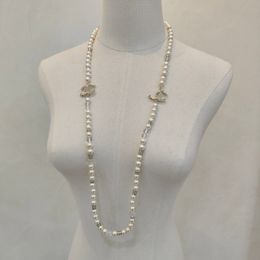 Collar con colgante de calidad de lujo con diamantes y cuentas de concha natural, diseño de cadena con sello de caja P7754A