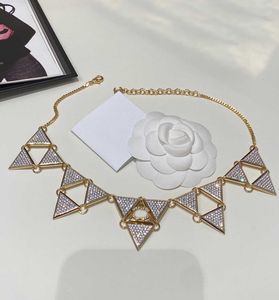Collier pendentif charme de charme de qualité de luxe avec forme de diamant et de triangle dans 18 carats plaqué d'or avec une boucle d'oreille goudron PS3520B
