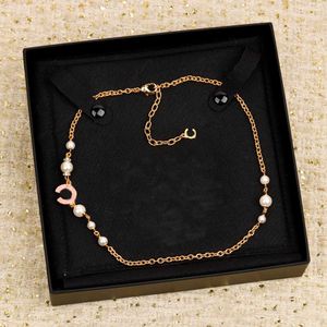 Collier pendentif à breloque de qualité de luxe avec perles de coquillages naturels et émail de couleur rose en plaqué or 18 carats avec boîte à timbres PS4892A