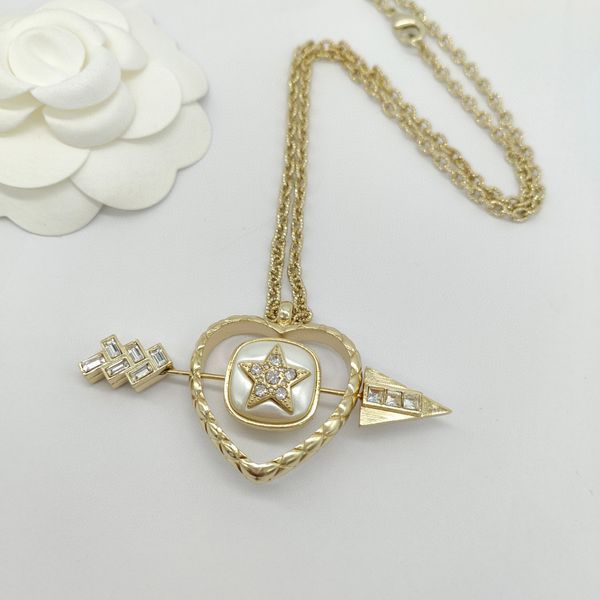 Collier pendentif à breloque de qualité de luxe avec forme de coeur et design de flèche diamant scintillant avec timbre de boîte PS7597A