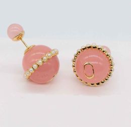 Boucle d'oreille de goujon de charme de qualité de luxe avec couleur rose Desinger a une boîte de tampon dans un bracelet plaqué or 18K PS7704B