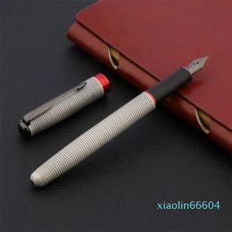 Luxury kwaliteit klassieke fontein pen metaal rood zwart titanium nib veer pijl pijl lattice kantoor schoolbenodigdheden schrijven